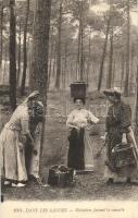 Landes, Resinieres faisant la causette / French female resin workers
