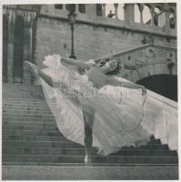 cca 1960 Budapest, Balett a Halászbástya lépcsőjén, jelzetlen vintage fotó Kotnyek Antal (1921-1990) fotóriporter hagyatékából, 16x16 cm