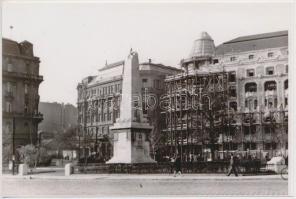 1956 Budapest, Gellért tér, a szovjet hősi emlékmű maradványára felfestett magyar címer, korabeli negatívról készült modern nagyítás, 10x15 cm