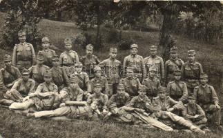 I. világháborús magyar katonák csoportképe, Schaffer Armin udvari fényképész kiadása / Word War I K.u.K. soldiers group photo (kopott sarkak / worn edges)