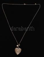 2 db bizsu nyaklánc, rajtuk nagy medállal