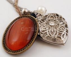 2 db bizsu nyaklánc, rajtuk nagy medállal