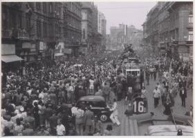 1948 Budapest, Rákóczi út, a 16B jelű villamos tetejéről készült fénykép az olimpiáról hazatérő sportolókat ünneplő tömegről, az előtte levő 75. sz. villamos tetején is riporterek fényképeznek, korabeli (feliratozott) negatívról készült modern nagyítás, 9x13 cm