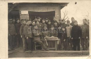 Feltehetően hadifogoly katonák csoportképe a táborparancsnoki épület előtt / Probably prisoners of war soldiers standig before the camp Commander's office, photo (EB)