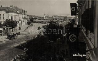 Szászrégen, Reghin; tér, katonai teherautók, a Harmadik Birodalom zászlói / square, military trucks, Third Reich flags, photo