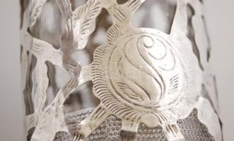 Ezüst(Ag) tetejű és foglalatú üveg cukorszóró rózsamintával, jelzett, m: 13 cm, ezüst súlya: 25,7 g