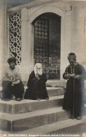 Constantinople, Groupe de mendiants devent la Porte Suleymanie / Turkish beggars, folklore