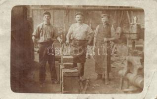 1912 Budapest, Kovácsműhely belső, photo (b)