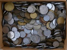 Vegyes magyar és külföldi fémpénz tétel ~3500g-os súlyban T:vegyes