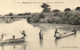 Ihosy river, canoe passage