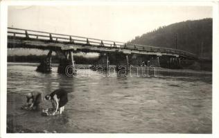 Máramarossziget, Sighetu Marmatiei; Iza folyó, mosónők, híd / river, bridge, washerwomen (EK)