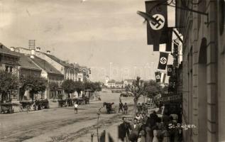 1940 Szászrégen, Reghin; bevonulás, utca, Lotte Göllner üzlete / entry of the Hungarian troops, street, NS flags, shop, photo &#039;vissza&#039; So. Stpl