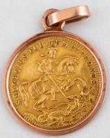 Arany (Au.) emlékékszer, Szent György-ábrázolással, hátulján "Zur Erinnerung Carlotta" fel...