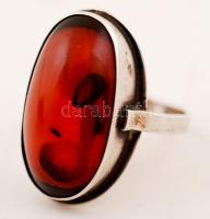 Ezüst(Ag) gyűrű, borostyán díszítéssel, jelzett, méret: 53, br: 4,2 g