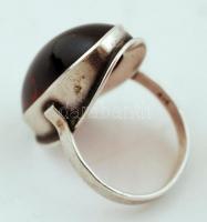 Ezüst(Ag) gyűrű, borostyán díszítéssel, jelzett, méret: 53, br: 4,2 g