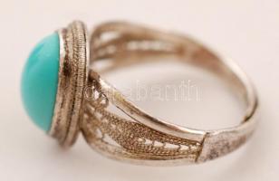 Ezüst(Ag) gyűrű, türkiz kővel, jelzett, méret: 57, br: 3,7 g