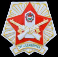 ~1970. "BM Határőrség" jelzett hollóházi porcelán plakett sérült adományozói dísztokban (1...