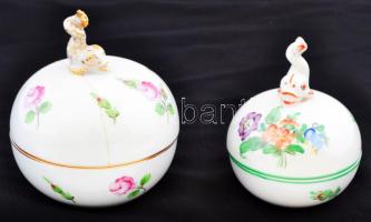 2 db Herendi porcelán virágmintás bonbonier, kézzel festett, egyiken repedéssel, jelzett, 7 és 9,5 cm, m: 9 és 10 cm