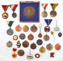 31db vegyes, főleg szocialista díjérem, kitüntetés, emlékérem, közte "E.T.E. Túratávevezős Verseny 1940. II. Díj Kormányos" Br díjérem "ARKANZAS BP." gyártói jelzéssel, ~1970-1980. "Összetett Honvédelmi Verseny Országos Döntő" Br lemezérem (64mm) T:vegyes