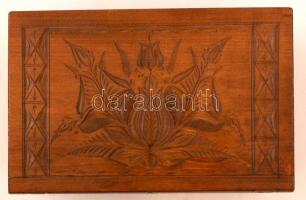 Díszesen faragott népi motívumos fa titokdoboz elrejthető zárral, titkos rekesszel, hozzá tartozó ku...