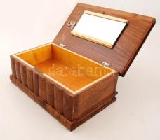 Díszesen faragott népi motívumos fa titokdoboz elrejthető zárral, titkos rekesszel, hozzá tartozó ku...