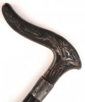 Növénymotívummal díszített ezüst fejű sétabot "V. J. [1]909 II/20." felirattal, jelzett, v...