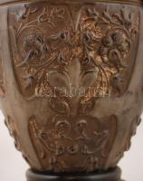 Antik növény- és állatnmotívumos festett cserép váza, jelzés nélkül, fa talapzattal, kopásnyomokkal,...