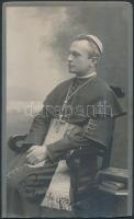 cca 1900 Prohászka Ottokár(1858-1927) székesfehérvári püspök aláírása az őt ábrázoló fotón, keményhátú fotó, Goszleth István és Fia Budapest, kép alja levágva, 19x12 cm