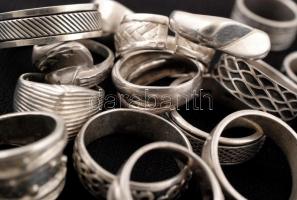 17 db különféle ezüst (Ag.) gyűrű, jelzettek, különböző méretben + ezüst (Ag.) karlánc, jelzett, h: ...