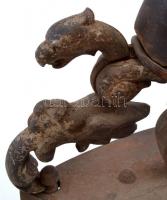 XIX. sz.: Oroszlánfej díszítésű öntöttvas szenes vasaló sérüléssel / Iron. 22x24 cm