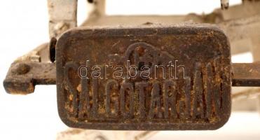 Salgótarjáni Vasgyár Rt. Öntöttvas asztali mérleg hozzá megviselt réz tálcákkal 40 cm