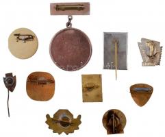 10db-os vegyes magyar és külföldi jelvény és kitűző tétel, közte 1971. "Budapest 1971 (Vadászat...