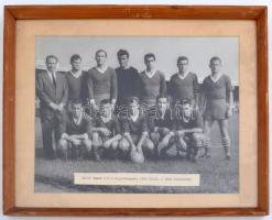 1963 a Győri Vasas ETO bajnokcsapata 1963. IX. 15. (őszi bajnokság)? nagyméretű fotó, alján ill. hátulján feliratozva, paszpartuban, üvegezett fa keretben, 22,5×29,5 cm