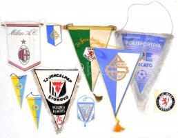 Futball relikviák:Különböző sport zászlók magyar és külföldi csapatoktól Horváth Ödön labdarúgó hagy...