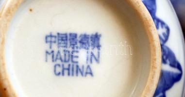 Kínai kék-fehér mintás porcelán teáskanna 4 db hozzáillő teáscsészével, jelzettek, hibátlanok