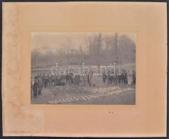 1894 A tavaszi hajtóvadászat eredménye a Velencei-tónál 1894. IV. 5., kartonra ragasztott fotó rajta számos ismert személyiséggel: Chernel István, Esterházy Béla, Kégl Dezső, Meszleny Pál, Esterházy Károly, stb., hátulján feliratozva, Esterházy Mihály cseklészi fotóműhelyéből, 12×17 cm /  1894 The result of the hunting near Lake Velence on 5th April 1894, photograph on cardboard with many renowned Hungarian notabilities: István Chernel ornitologist, Béla Esterházy, Dezső Kégl, Pál Meszleny, Károly Esterházy, etc., with inscription on its back, from the photo lab of Mihály Esterházy in Cseklész (Bernolákovo/Čeklís, Slovakia), 12×17 cm