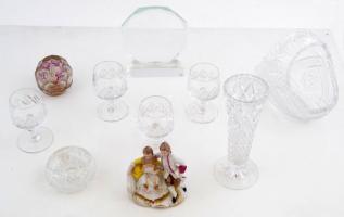 Vegyes kristály és üveg tétel: 4 pohár, kristály kosár, kristály váza, hamutál, díj