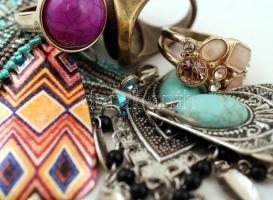 Kis bizsu tétel 2 pár mutatós fülbevalóval, 2 db gyűrűvel, karkötővel