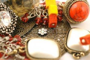 Kis bizsu tétel 4 pár dekoratív fülbevalóval és 3 db gyűrűvel