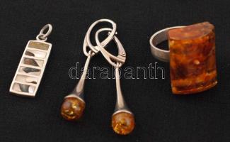 Ezüst(Ag) fülbevaló és gyűrű borostyán díszítéssel, ezüst(Ag) medál gyöngyház berakással, jelzettek, gyűrű mérete: 55, br: 12,7 g