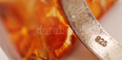 Ezüst(Ag) fülbevaló és gyűrű borostyán díszítéssel, ezüst(Ag) medál gyöngyház berakással, jelzettek,...