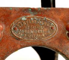 Dekoratív réz mécsestartó, üveg nélkül, "Sárváry János műlakatos, Budapest, IX. ker. Üllői út 3...