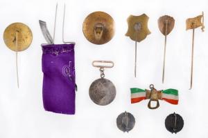 10db-os érdekes vegyes jelvény, kitűző tétel, főleg régi zománcozott darabok, közte bolgár zászlós z...