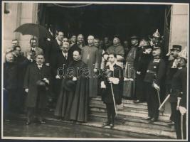 1930 Bp., A pápai legátus a Szent Imre-évre megérkezik a Déli pályaudvarra. Macsi András felvétele, pecséttel jelzett, feliratozott fotó, 23x17 cm