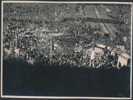 1930 Bp., Vérmező A Szent Imre-évre ünnepi miséje. A tömeg. Macsi András felvétele, pecséttel jelzett, feliratozott fotó, 23x17 cm