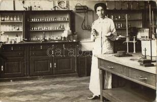 Budapest, gyógyszertári labor, Rigell Ludovika, photo (EK)