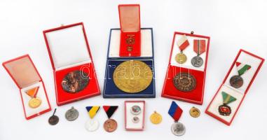 16db vegyes szocialista kitüntetés, díjérem, plakett, közte 1985. "Kiváló Társadalmi Munkáért" fém lemezérem eredeti tokban (90mm), ~1980. "Honvédelmi Érdemérem" aranyozott fém kitüntetés eredeti tokban