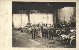 1917 Máramarossziget, Sighetu Marmatiei; leégett autógarázs és a még ép garázs belseje, autókkal és katonákkal; 2 db fotó képeslap / automobile garage before and after the fire, interior, soldiers; 2  photos