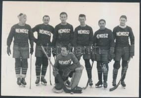 cca 1950-1960 Jégkorong csapatok(MÉMOSZ, METEOR), 2 db fotó, egyik hátoldalon feliratozva, 7x9,5 és ...