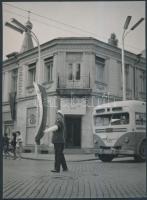 cca 1960-1970 Rendőr irányítja a forgalmat Szófiában, 18x13 cm / cca 1960-1970 Sofia, Bulgaria, policeman, 18x13 cm